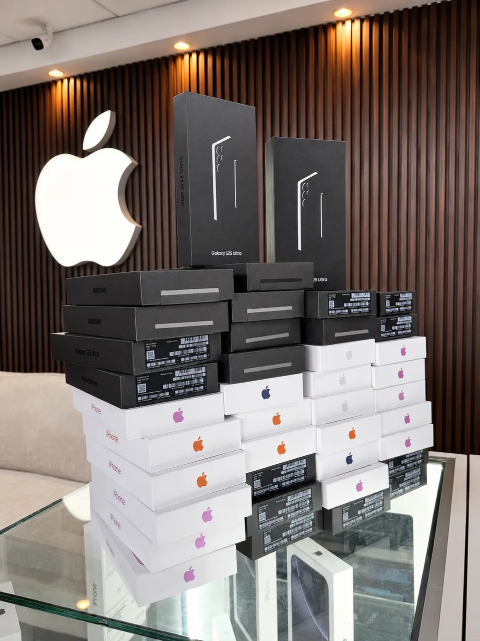 Cajas de dispositivos sobre una vitrina de la tienda
