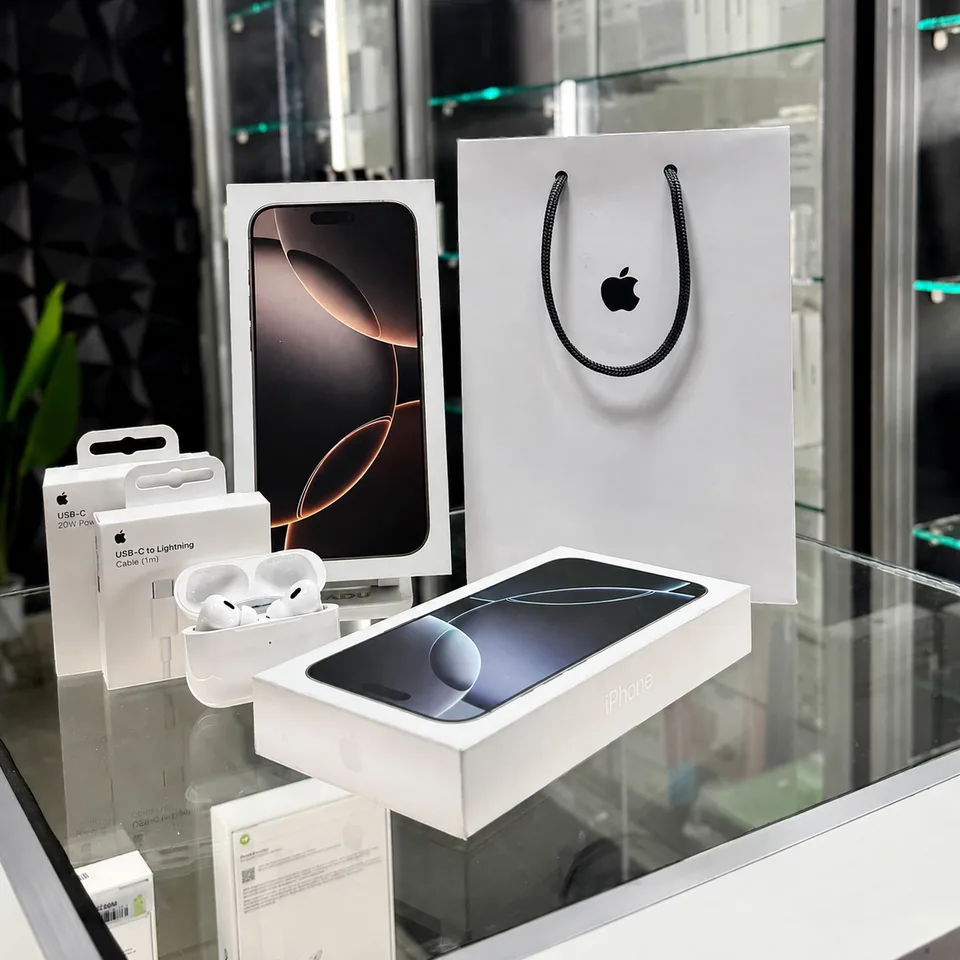 Accesorios exhibidos junto a un teléfono
