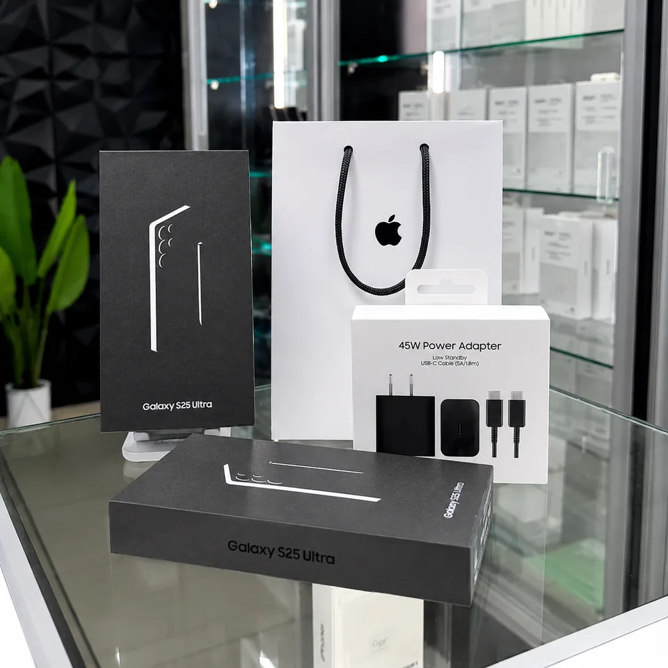 Equipo Samsung y accesorios fotografiados en una vitrina