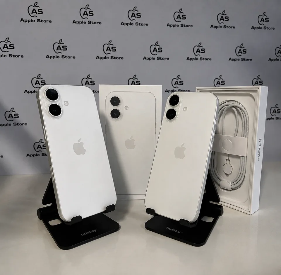 Dos iPhone junto a sus cajas y cables