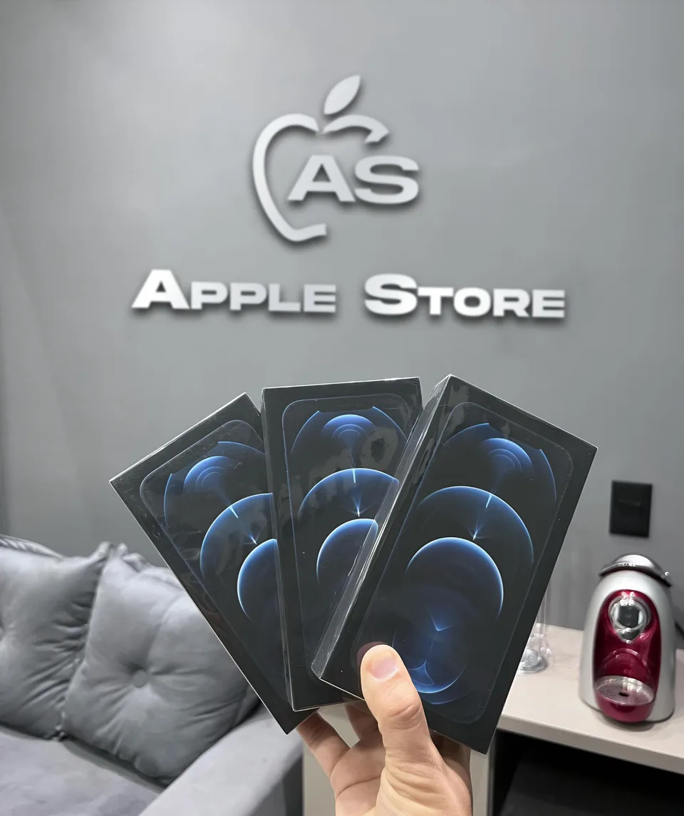 Cajas de iPhone frente al logo AS en la tienda