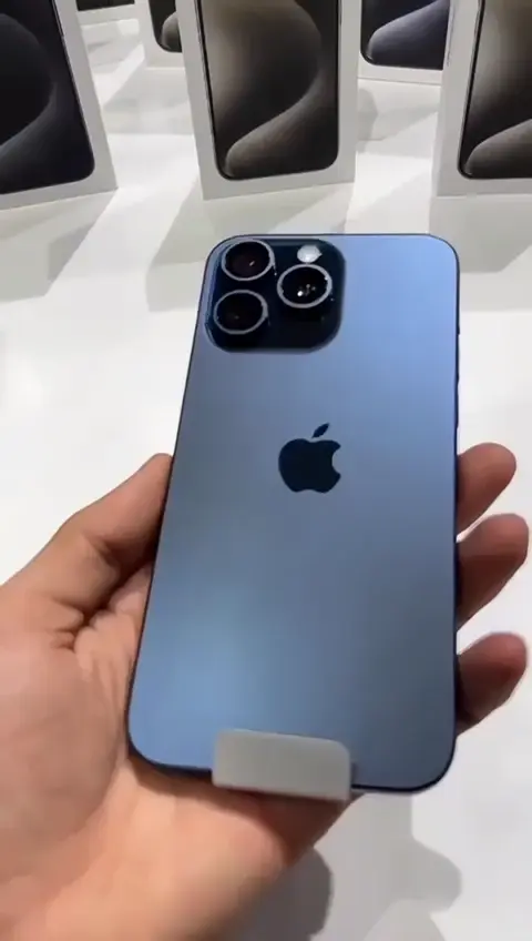 Primer plano de un iPhone en la tienda